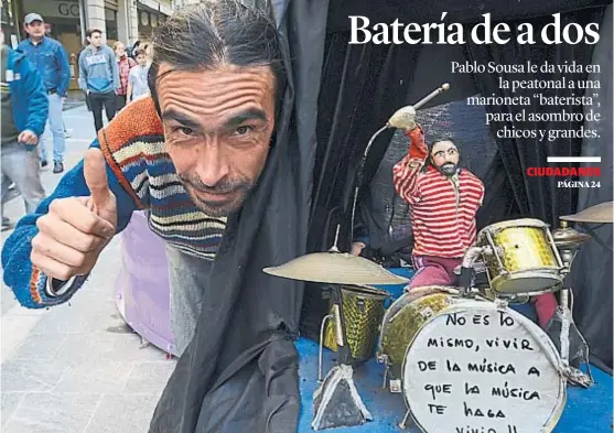  ?? (JOSÉ HERNÁNDEZ) ?? En la peatonal. Cada mañana, Pablo y Sebastian ofrecen su magia. “Hacemos lo que nos gusta a los dos”, afirma, cómplice, el marionetis­ta.