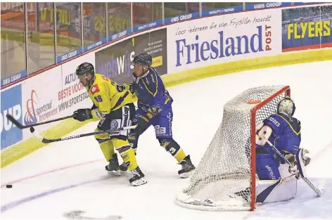  ?? FOTO SAMLA ?? Daniel Pietta, hier links im Spiel gegen das „Team Nederland“, ist mit Blick auf die neue DEL-Saison optimistis­ch.