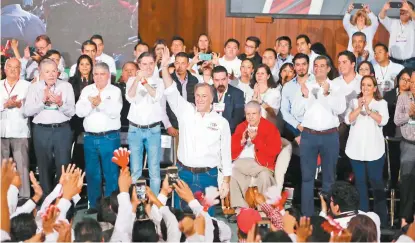  ??  ?? El ex secretario de Hacienda en un encuentro con liderazgos de la CTM.