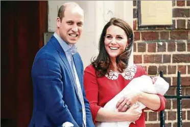  ??  ?? Um . Uhr, knapp sieben Stunden nach der Geburt, zeigten sich Prinz William und Herzogin Kate mit ihrem Baby-prinzen. Foto: Jack Taylor/getty Images