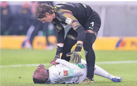  ??  ?? Schock-Moment mit Folgen: Denis Zakaria verletzte sich im März bei einem Zusammenpr­all mit Yann Sommer schwer.