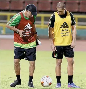  ??  ?? REPUESTO. Chicharito estará listo para jugar, después de salir medio lastimado del partido de Costa Rica.