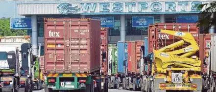  ??  ?? The Internatio­nal Trade and Industry Ministry says total trade grew 3.6 per cent in August on a month-on-month basis while trade surplus widened to RM9.87 billion during the month.
