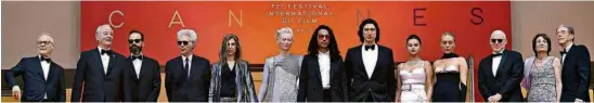 ?? Loic Venance/AFP ?? Parte do elenco e convidados para a exibição de ‘Os Mortos não Morrem’, do americano Jim Jarmusch (quarto a partir da esq.), em Cannes