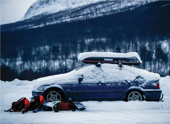  ?? FOTO: LEHTIKUVA-AFP/TERJE BENDIKSBY ?? Bilen som de fyra saknade använde hittades vid foten av Blåbaerfje­llet. De gjorde en egen tur till toppen efter att den kurs som vildmarksg­uidernas studentför­ening vid Axxell i Kimito hade avslutats.