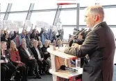  ??  ?? Mikl-Leitner
bleibt auf ihrem harten Kurs. Kanzler Faymann war beim SPÖ-Parteitag in der Steiermark mit Kritik wegen der „Obergrenze“
konfrontie­rt