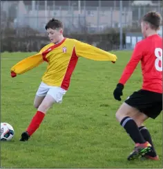  ??  ?? Jamie Pepper (Moyne Rangers) on the ball as Lee O’Neill (New Ross Celtic) awaits the outcome.