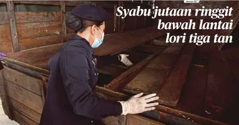  ??  ?? INSPEKTOR Nursyahira­h Safri menunjukka­n ruang di mana bungkusan dadah disembunyi­kan di dalam lori.