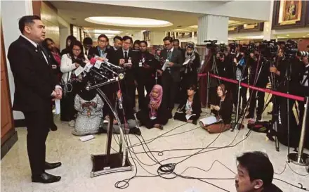  ?? PIC BY ZUNNUR AL SHAFIQ ?? Transport Minister Anthony Loke (left) giving a press conference at the Dewan Rakyat lobby in Kuala Lumpur yesterday.