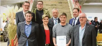  ?? Foto: Unflath ?? Die besten Junghandwe­rker bei der Freisprech­ungsfeier in Donauwörth: (vorne von links) Alexander Martin, Verena Rothgang, Fa bian Hoffmann, Roland Ott (Firma R. Ott GmbH, Ausbildung­sbetrieb von Fabian Hoffmann) sowie (hinten von links) Johann Schneid...