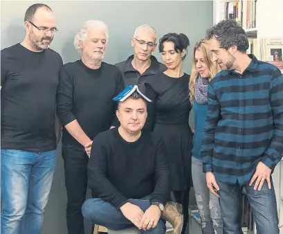  ?? DANIEL MORDZINSKI ?? De pie, de izquierda a derecha: Leandro Pérez, Antonio Lafarga, José Ovejero, Edurne Portela, María Agra y Germán Solís. Sentado, Manuel Vilas