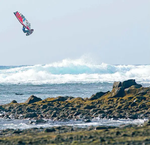  ??  ?? Toujours dans le top 3, Victor Fernandez est le plus régulier des waverideur­s, quels que soient la marée, le vent ou les vagues.