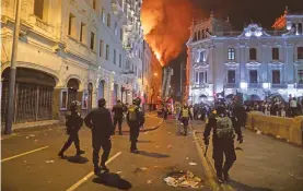  ?? REUTERS ?? Un incendio
se propagó en un antiguo edificio del centro de Lima