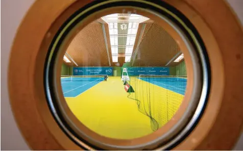 ?? Foto: Sven Hoppe, dpa ?? Tennis in der Halle darf in Bayern ab sofort nicht mehr gespielt werden. Das sorgt in den Vereinen für großen Ärger.