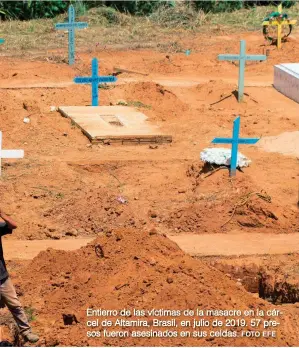  ?? FOTO EFE ?? Entierro de las víctimas de la masacre en la cárcel de Altamira, Brasil, en julio de 2019. 57 presos fueron asesinados en sus celdas.