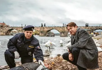  ?? Foto: Hannes Hubach, ARD Degeto, dpa ?? BKA-Kommissar Jan Koller (Roeland Wiesnekker) und die zur Streifenpo­lizistin degradiert­e Klara Majerova (Gabriela Maria Schmeide) untersuche­n den Tod ihres Kollegen Frank Müller.