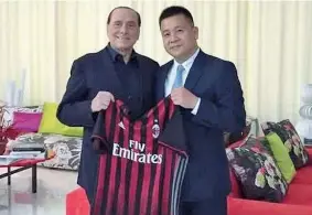  ??  ?? Foto ricordo Silvio Berlusconi e Yonghong Li in posa con una maglia del Milan