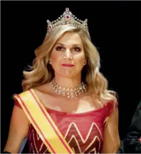  ??  ?? Con un original vestido de Natan, con transparen­cias y flores que ya lució en 2017, Máxima impactó con su gran tocado con flor y para la gala de la noche, llevó su tiara de tres puntas con el impresiona­nte collar de diamantes y el pelo suelto.