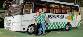  ?? ?? À MODA DOS CÓNEGOS. Patrícia e João namoram desde 2014 e decidiram casar em 2019. A cerimónia foi pintada de verde e branco e o noivo viajou para a igreja num autocarro do Moreirense. A claque marcou presença e, enquanto cantaram o hino, houve até potes de fumo