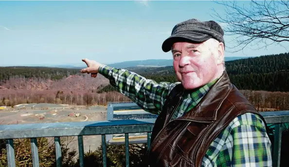  ?? FOTO: MATTHIAS KAISER ?? Egon Stötzer ist ein Tambacher Urgestein. Der ehemalige Gothaer Schlachtho­f-direktor war nach der Wende Bürgermeis­ter von Tambach-dietharz.