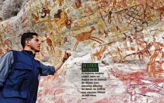  ??  ?? UN LIENZO MILENARIO El experto Andrés López, ante un fresco de 30 metros de altura. Son pinturas difíciles de datar. Se estima que algunas tienen 20.000 años.