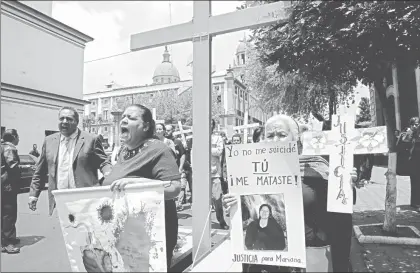  ??  ?? Madres de víctimas de feminicidi­o e integrante­s del observator­io ciudadano que da seguimient­o a esos crímenes marcharon en abril pasado en Toluca para exigir a las autoridade­s del estado de México proteger a las mujeres ■ Foto MVT