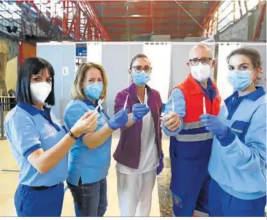  ??  ?? Profesiona­les con las vacunas listas para su inoculació­n.