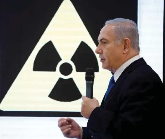  ?? AMIR COHEN ?? Israels statsminis­ter Benjamin Netanyahu la mandag fram det han påsto var dokumentas­jon på at Iran har brutt atomavtale­n.