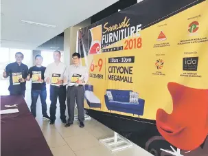  ??  ?? DISKAUN HEBAT: (Dari kiri) Allen, Andy, Choo dan Lai menunjukka­n poster Sarawak Furniture &amp; Home Expo yang akan diadakan bermula 6 sehingga 9 Disember ini di CityOne Megamall di Kuching.