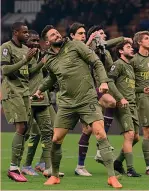  ?? LAPRESSE ?? Appalusi al Diavolo
Il Milan fa festa sotto la curva dopo la vittoria: in mezzo al gruppo il protagonis­ta della serata di San Siro, Olivier Giroud