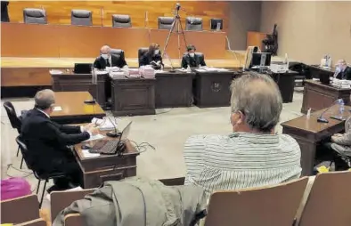  ??  ?? DAVID DONAIRE
El exconcejal Ramón Tomás, de espaldas, durante la quinta sesión del juicio en la Audiencia Provincial, ayer. ((