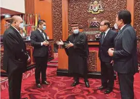  ?? (Foto BERNAMA) ?? Rais Yatim (tengah) beramah mesra bersama (dari kiri) Ambrose, Radzi, Eng Tee dan Suan Ah Fang selepas upacara mengangkat sumpah jawatan Senator di Dewan Negara, semalam.