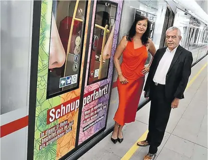  ??  ?? Stadträtin Ulli Sima und Wiener-Linien-Chef Günter Steinbauer vor einer Duft-U-Bahn