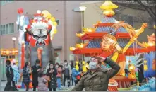  ?? DU XIAOYI / XINHUA ?? A tourist poses for photos in front of a festive display in Yokohama’s Chinatown on Feb 12.