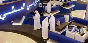  ?? WAM ?? ↑ Traders during trading at the Dubai Financial Market.