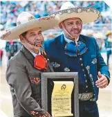  ?? ?? Toño Salcedo entregó la presea Herradura de Oro al Gobernador Martín Orozco.