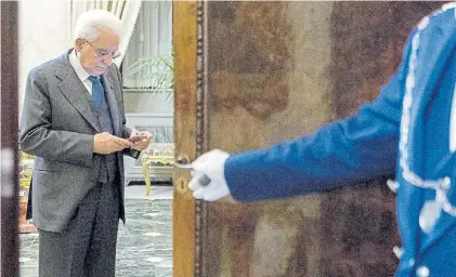  ?? ANSA ?? Mensajes. El presidente Sergio Mattarella, tras comunicar la disolución de las cámaras del Parlamento.