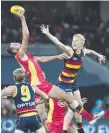  ??  ?? Suns ruckman Jarrod Witts wins a hitout last weekend.