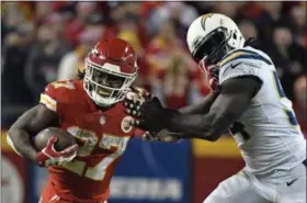  ?? ED ZURGA —ASSOCIATED PRESS ?? Chiefs running back Kareem Hunt runs away from Chargers linebacker Melvin Ingram in Kansas on Dec. 16.