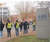  ?? FOTO: VERDI ?? Mitarbeite­r der Technik-Service-Plus Gmbh kamen auch schon zu Demonstrat­ionen zur Zentrale der LEG nach Düsseldorf an die Hans-Böckler-Straße 38.