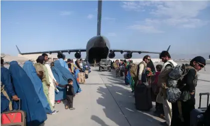  ?? ?? US troops load passengers on board an air force plane on 24 August 2021 in Kabul, Afghanista­n.Photograph: US Air Forces Europe-Africa/ Getty Images