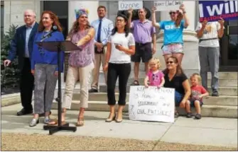  ?? ALEX ROSE — DIGITAL FIRST MEDIA ?? Environmen­tal activists, from left, Jack Gallagher, Christine Russell, Cathy Spahr, Wade Tomlinson, Kim McCollum, make their case on the steps of the county courthouse in Media on Friday.