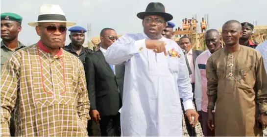  ?? PHOTO: BAYELSA GOVT. ?? Governor of Bayelsa State, Seriake Dickson (centre) explaining a point shortly after inspecting the Specialist Hospital under constructi­on atToruOrua as part of activities marking two years of his Restoratio­n administra­tion, while his Deputy, retired...