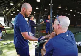  ?? CURTIS COMPTON / CCOMPTON@AJC.COM ?? Braves manager Brian Snitker (right) welcomes catcher Brian McCann to camp at the ESPN Wide World of Sports Complex on Friday.