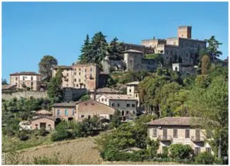  ??  ?? Fortezza feudale Giacomo, 88 anni, il patriarca della famiglia Corazza proprietar­ia del castello di Tabiano (sotto, che sovrasta il borgo).