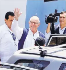  ??  ?? Kuczynski saluda a su salida de la sede de Medicina Legal, tras su detención ayer en Perú.