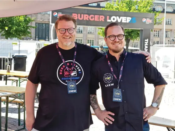  ??  ?? ■
Arrangörer­na Antti Suikkari (till vänster) och Mikko Väisänen ser festivalen som en delseger över epidemin. – Det blir Finlands största hamburgerr­estaurang i kombinatio­n med EM-studio, säger Suikkari.