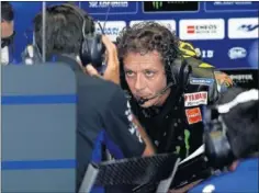  ??  ?? Rossi, en el box de Yamaha durante el GP de Andalucía en Jerez.