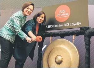  ?? — Gambar Bernama ?? RASMI: Teoh (kanan) dan Elaine memalu gong semasa majlis pelancaran BIG Loyalty AirAsia di Quill City Mall, semalam.