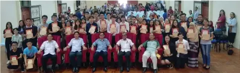  ??  ?? Fred (seated centre) and other guests pose with the recipients of award for excellent SPM results.